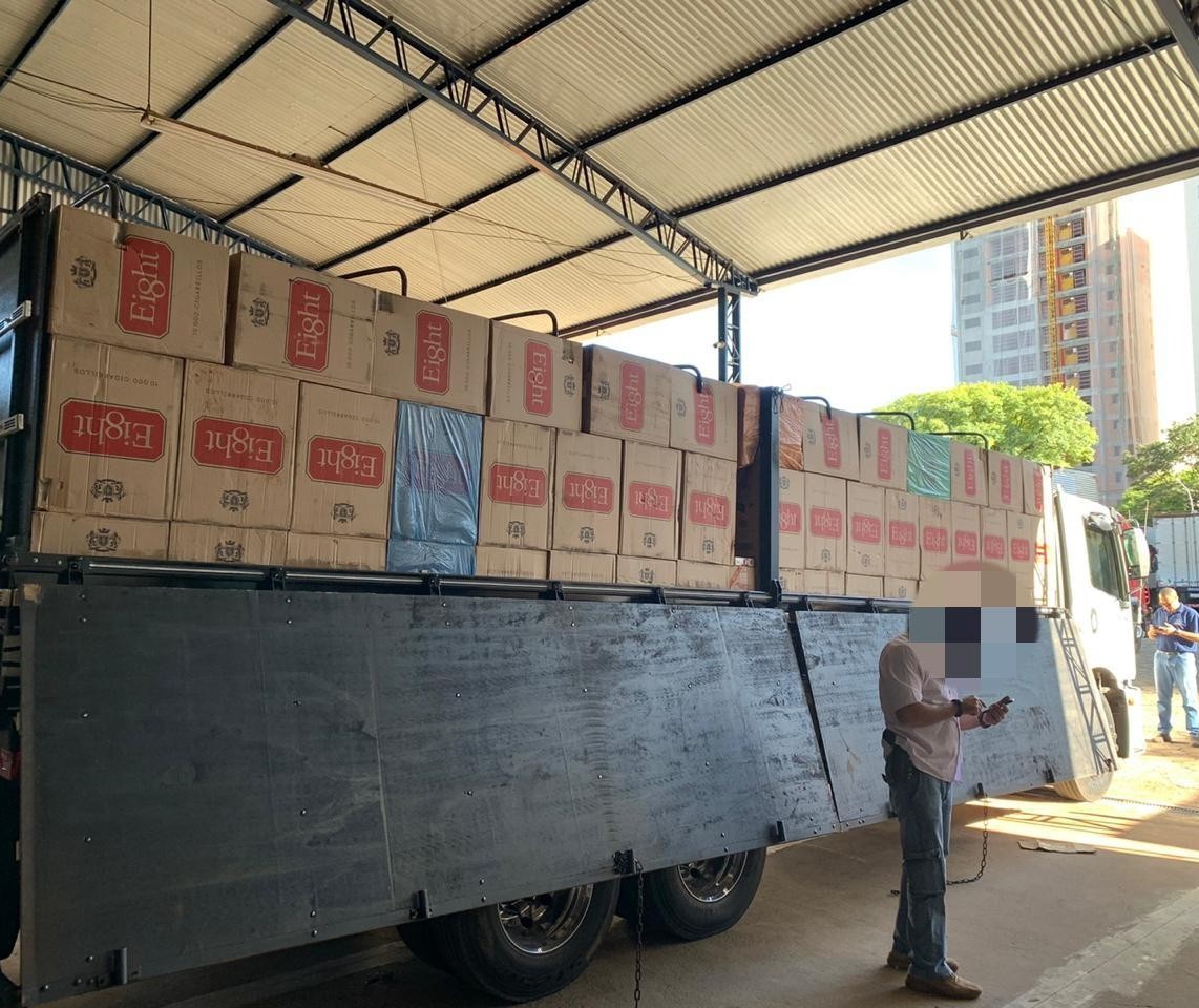 Motorista de caminhão é preso com 249,5 mil maços de cigarros contrabandeados
