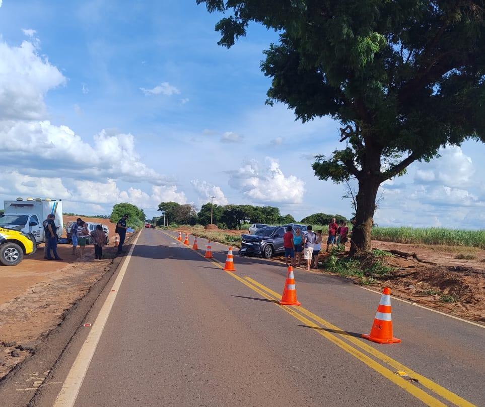 Carros batem de frente e motorista morre na PR-082