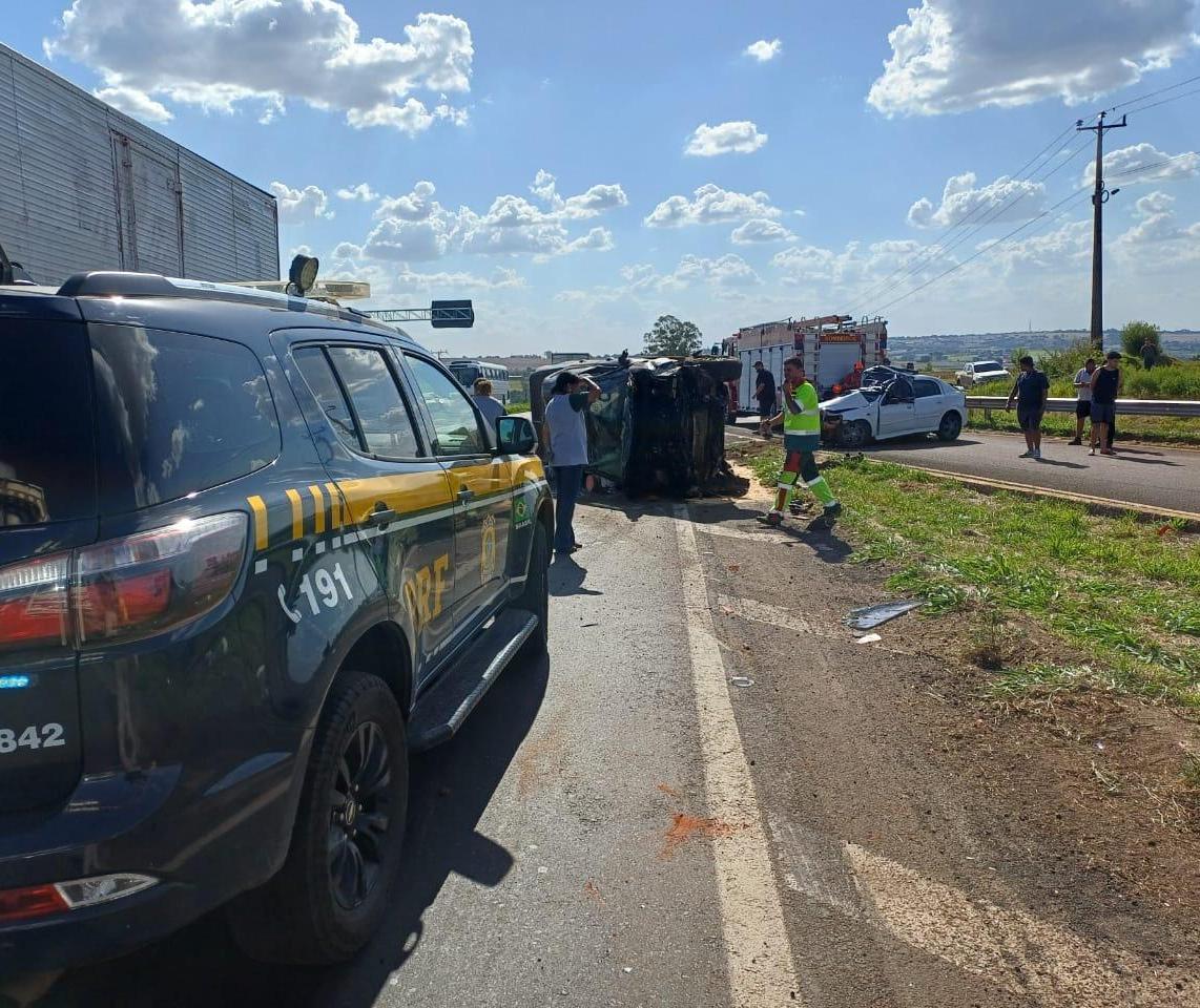 Motorista morre em acidente durante manobra de retorno na BR-376