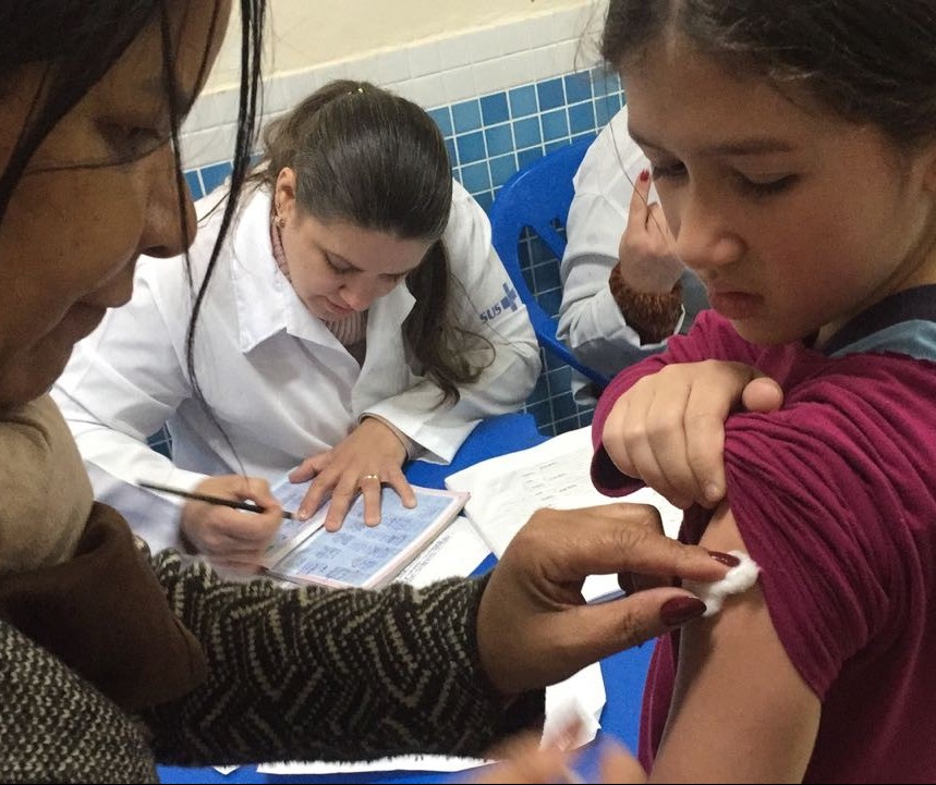 Secretaria de Saúde percorre escolas para vacinar alunos
