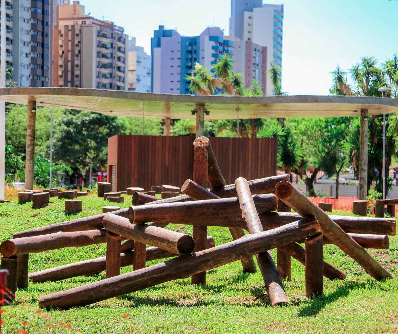 Parquinho e parte do gramado da Praça da Catedral já estão abertos ao público