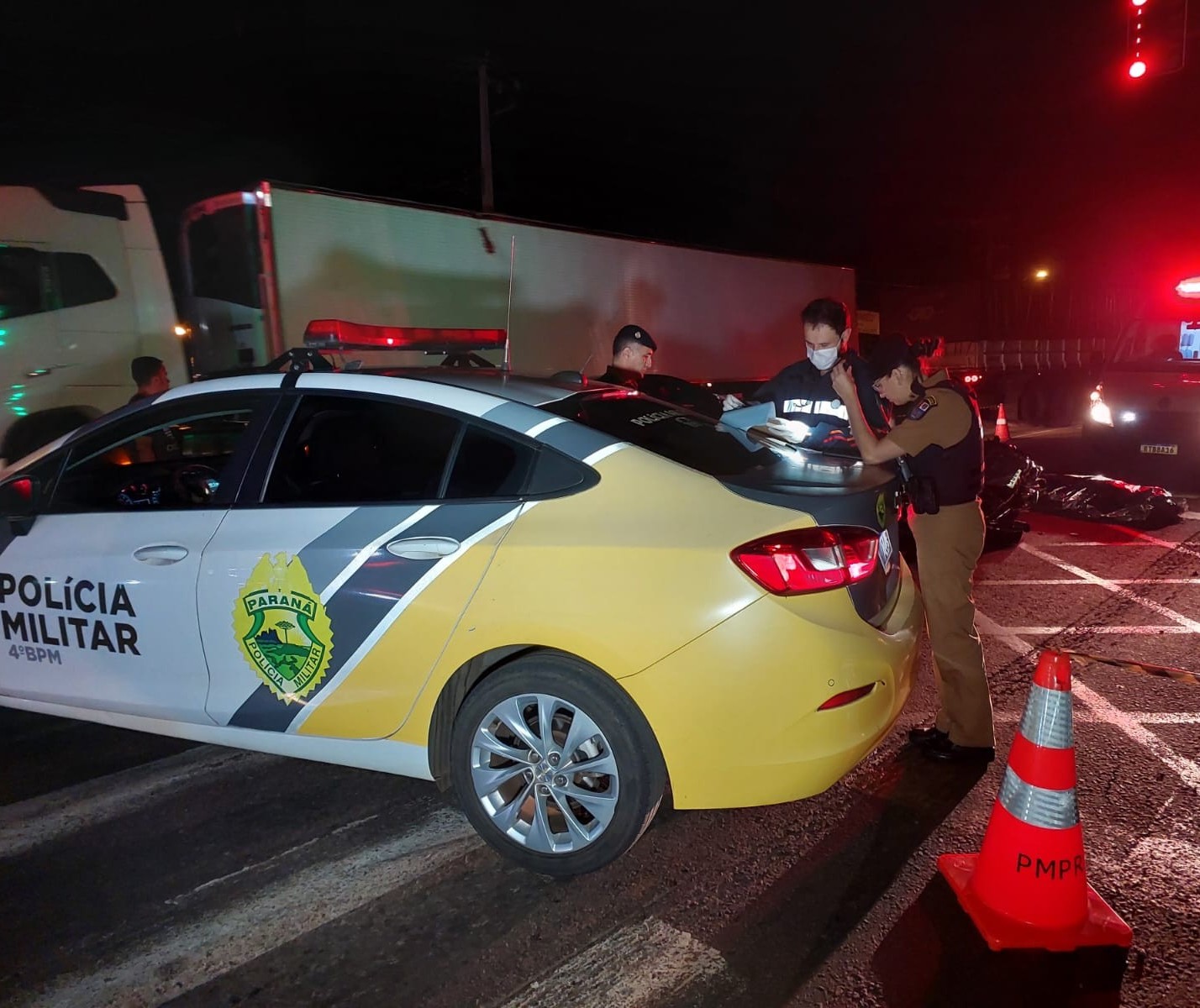 Motociclista morre em acidente com caminhão no Contorno Sul