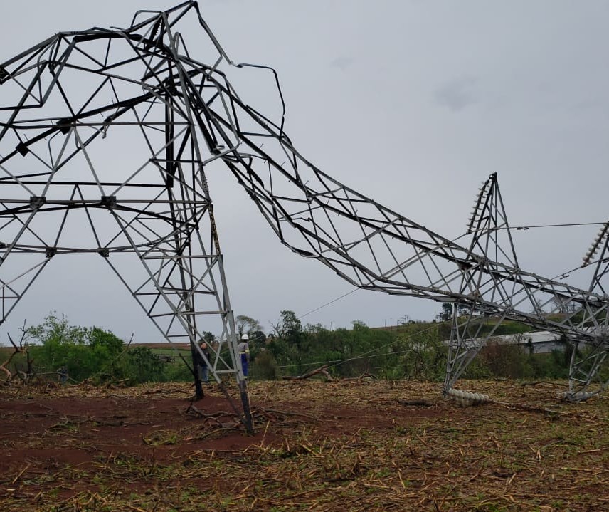 Nove torres da linha de alta tensão da Copel são derrubadas pelo vento