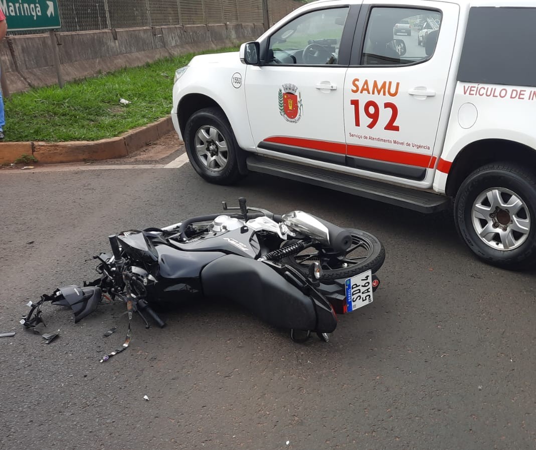 Motociclista bate contra caminhão no trevo de Iguatemi e fica gravemente ferido