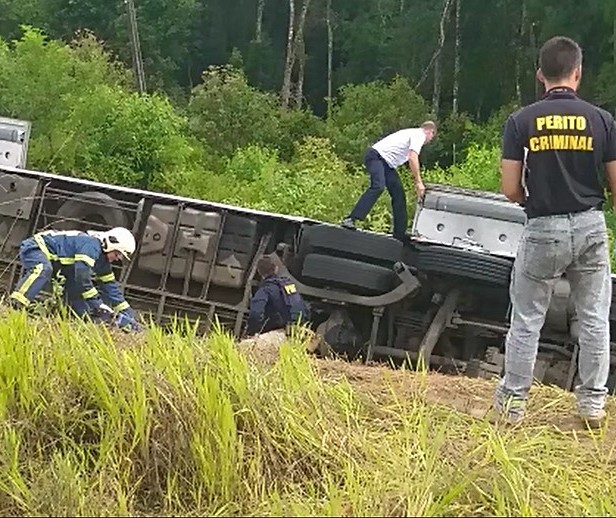 Sete pessoas morreram após um ônibus de viagem tombar na BR-277