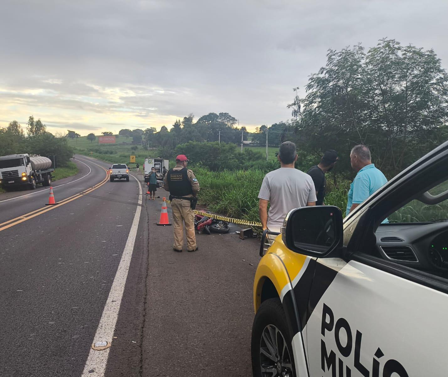 Caminhão e motocicleta batem de frente na PR-323, motociclista morreu