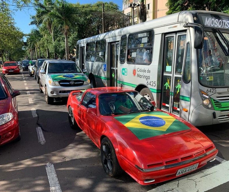 Carreata pede reabertura do comércio em Maringá