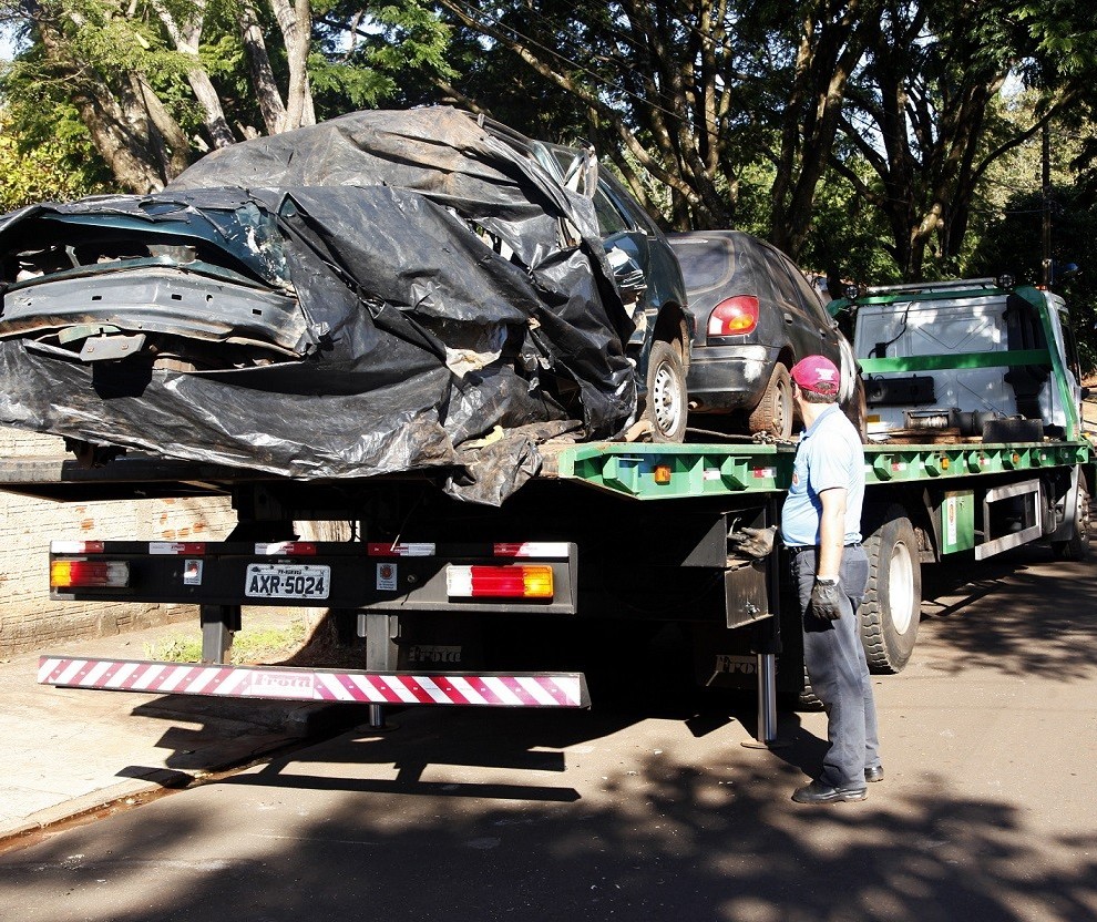 Prefeitura cria força-tarefa para retirar carros abandonados das ruas