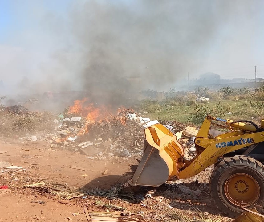 Bombeiros controlam incêndio no Buracão da Vila Operária, em Paranavaí