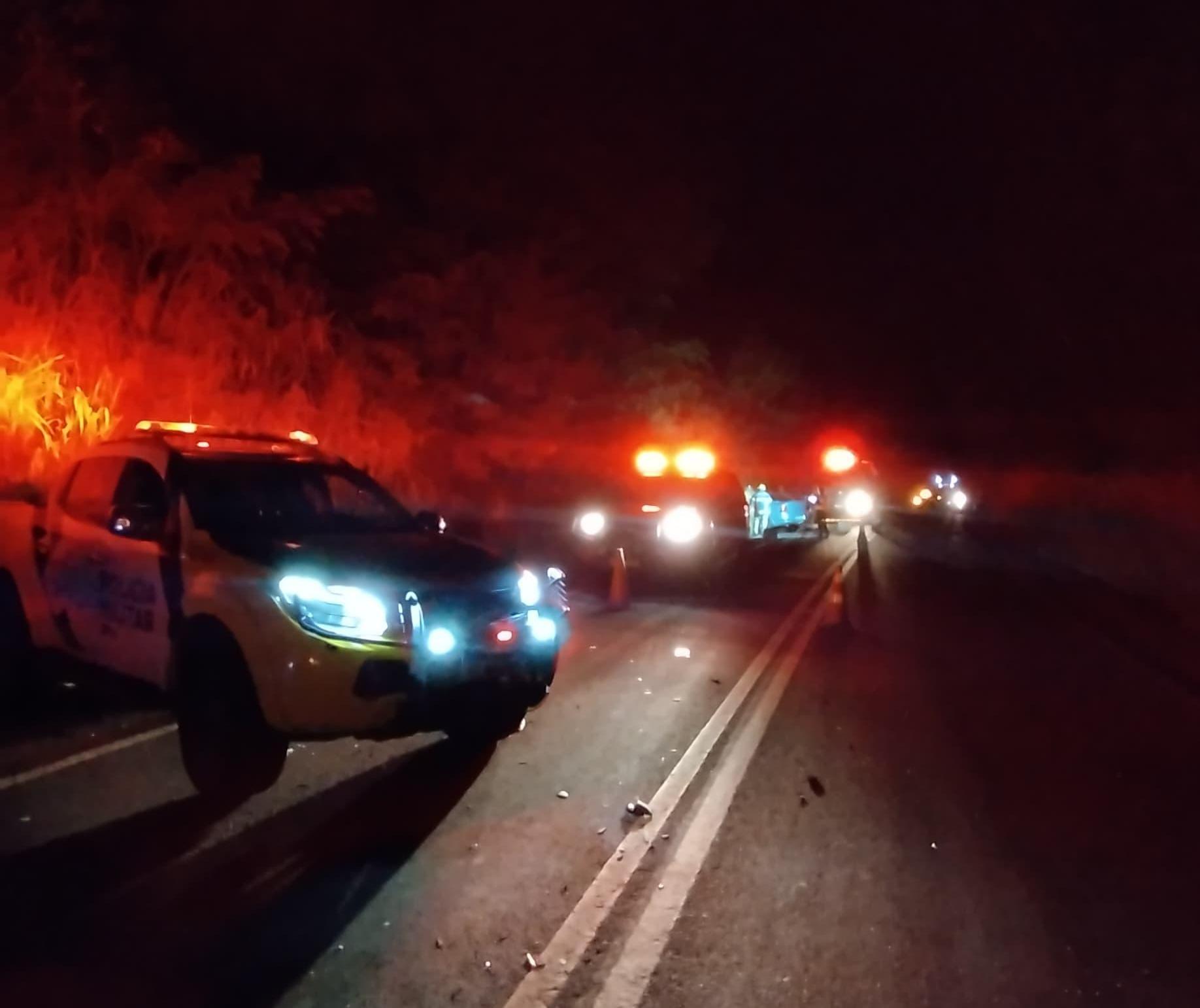 Carros batem de frente e motorista morre na PR-559