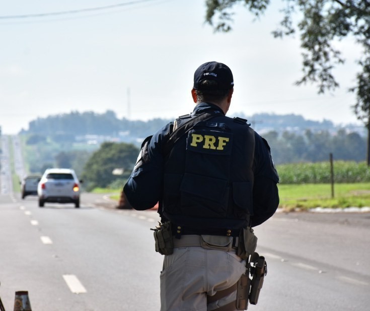 Dupla de traficantes é presa com maconha em carro roubado