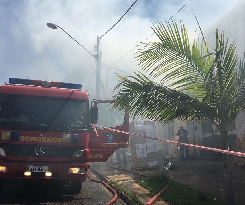 Bombeiros tentam controlar incêndio em gráfica