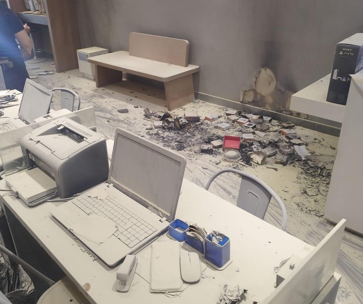 Loja de celular é alvo de incêndio criminoso, vendedora sofre queimaduras