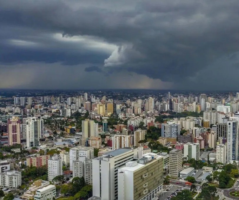 Chuva e temperaturas mais amenas: confira a previsão do tempo para o fim de semana