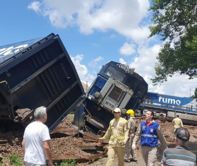 Trem descarrila e atinge casa após bater em caminhão, em Rolândia