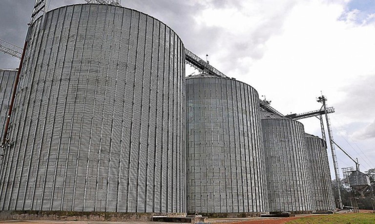 Homem morre soterrado por soja em silo em Umuarama