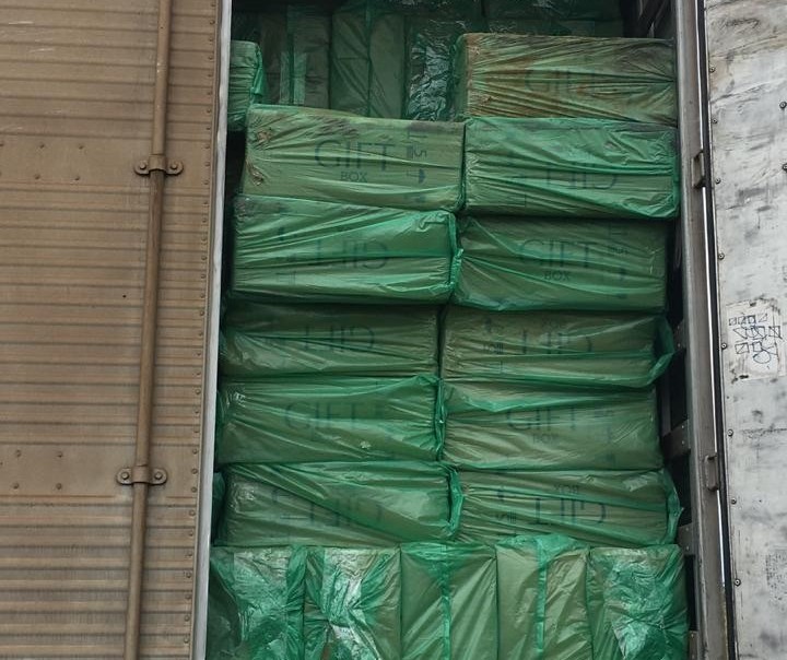 Carreta e caminhão lotados de cigarro são apreendidos