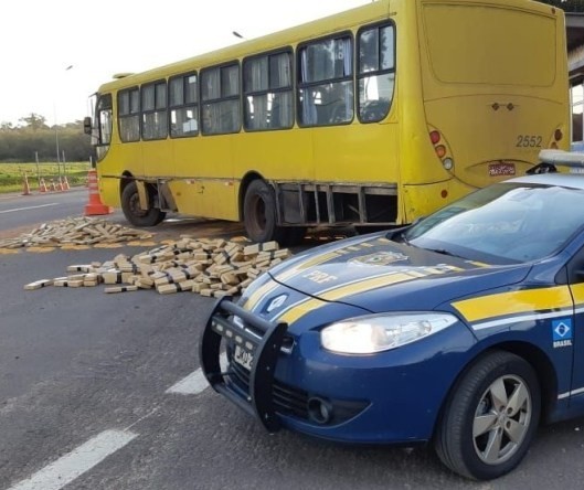 PRF prende mulher que dirigia ônibus com centenas de quilos de maconha