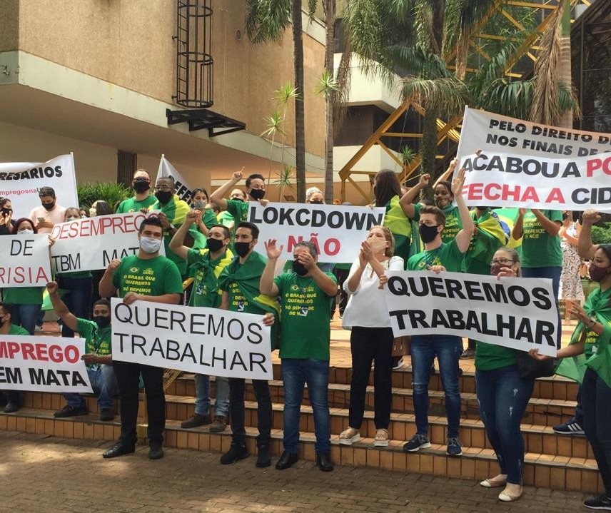 Lojistas e funcionários de shoppings protestam contra fechamento aos fins de semana