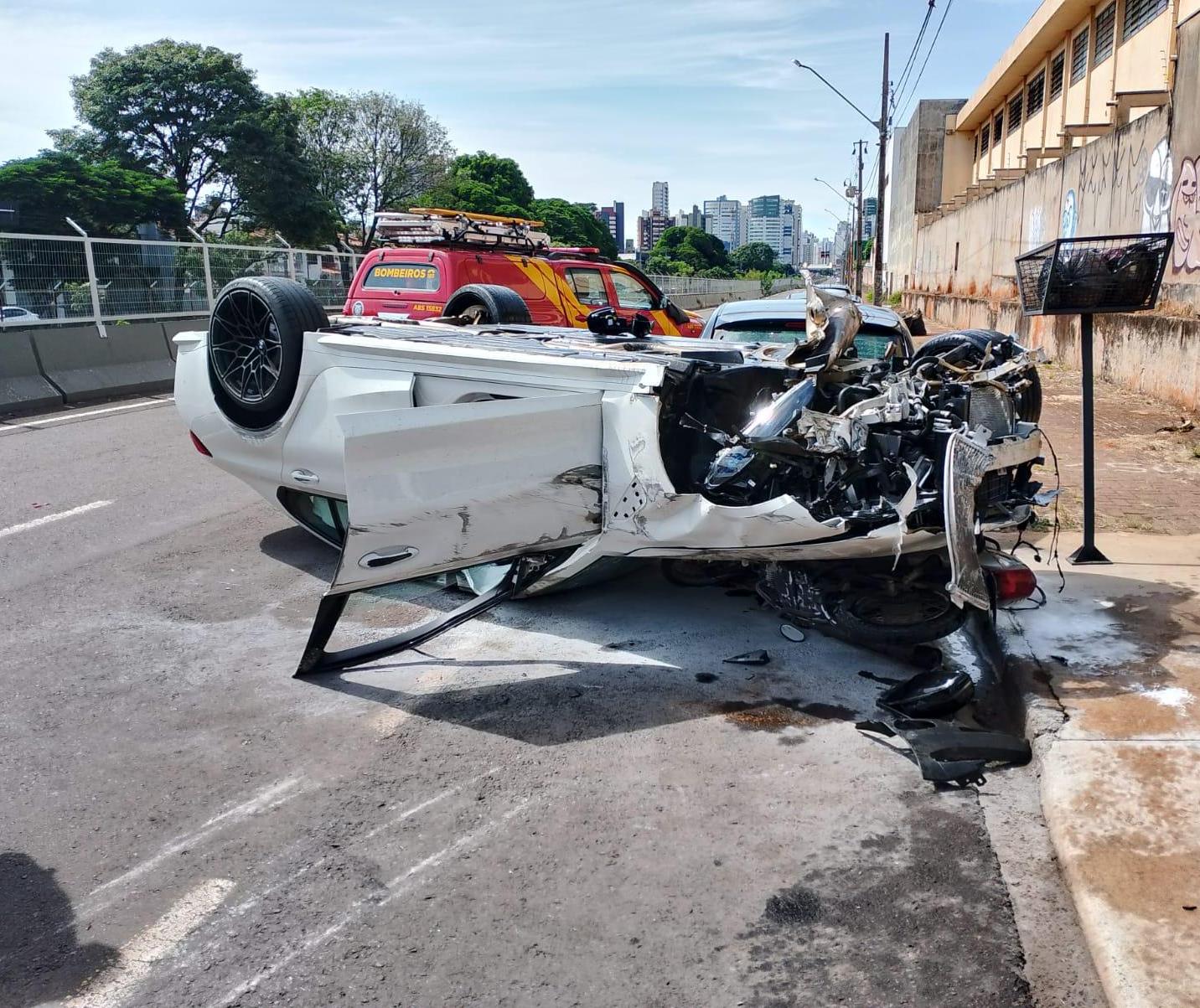 BMW capota na Avenida Guaíra em Maringá
