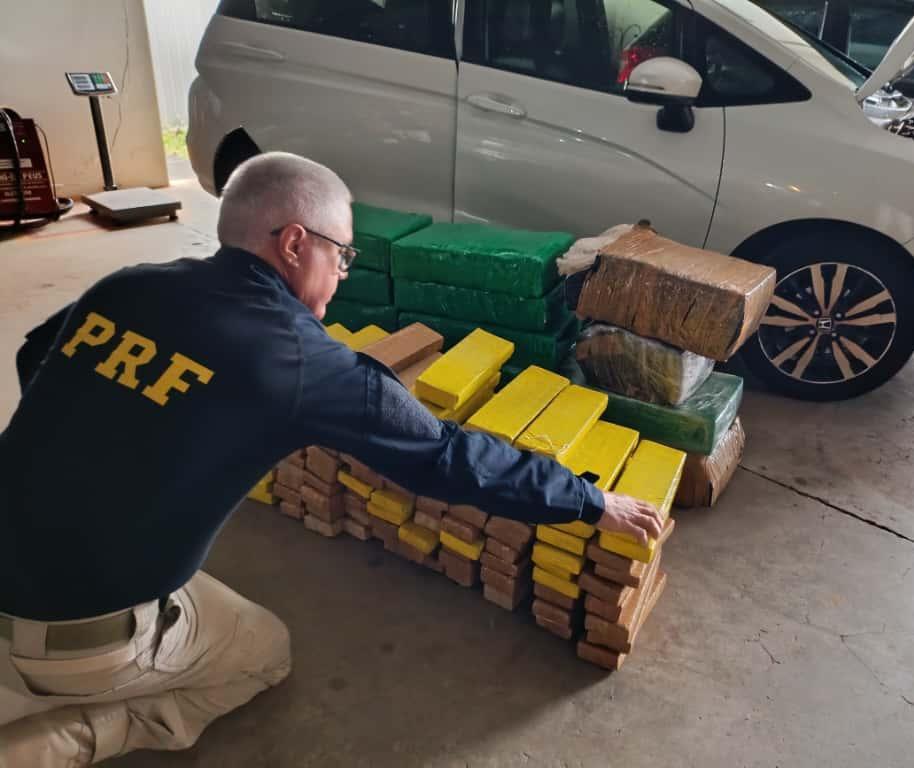 PRF apreende 370 kg de maconha em carro após fuga do condutor