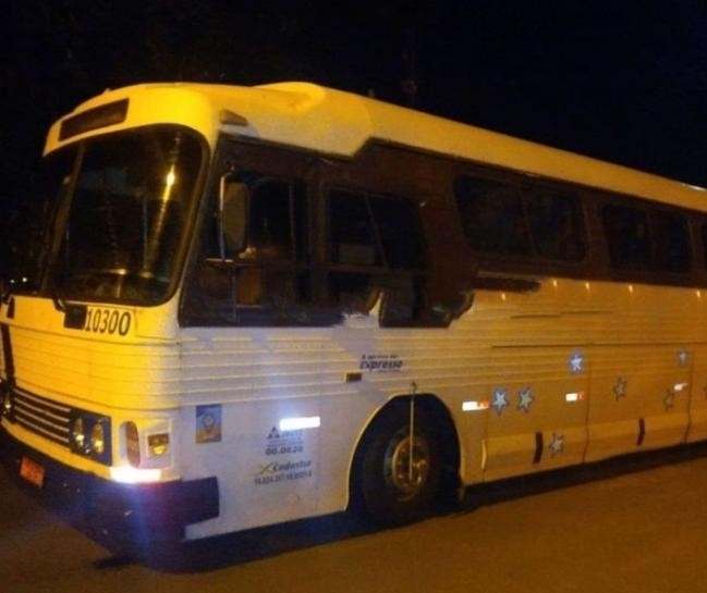 Assaltantes interceptam ônibus de turismo na região de Maringá e roubam passageiros