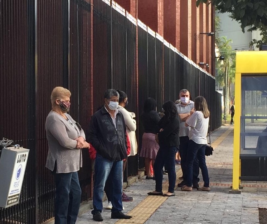 Populares aguardam em fila momento de dar adeus ao vereador Chico Caiana