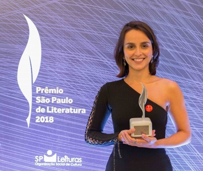 Aline Bei lança e discute o livro “O peso do pássaro morto”