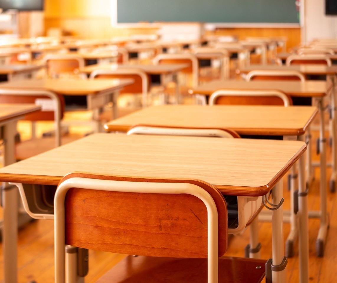 Professores ficam feridos após reboco desabar do teto em escola