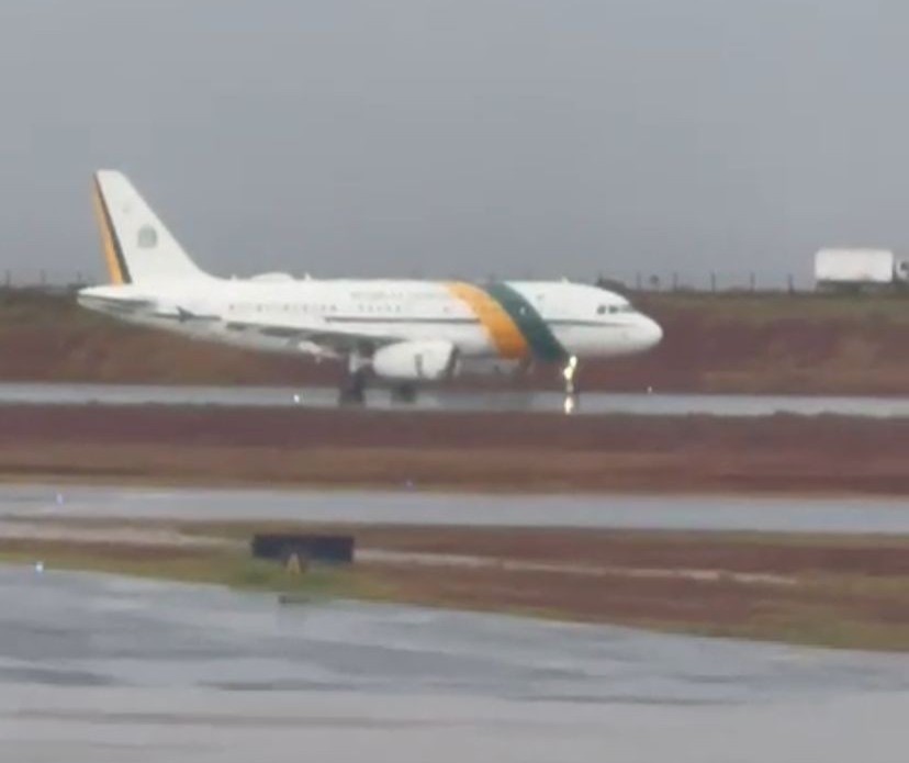 Avião de Jair Bolsonaro pousa em Maringá