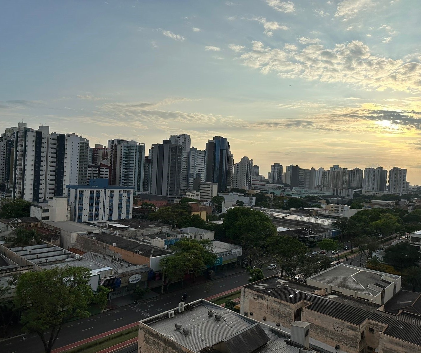 Segunda-feira (4) será quente e com possibilidade de chuva fraca em Maringá