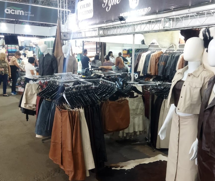 Chegada do frio aquece comércio de roupas de couro na Expoingá