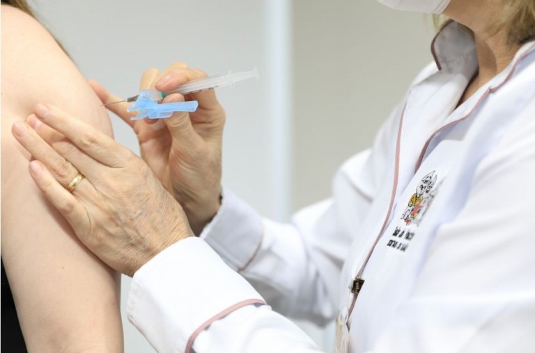 Maringá recebe 15 mil doses e começa a vacinar adolescentes de 12 a 17 anos de grupos prioritários