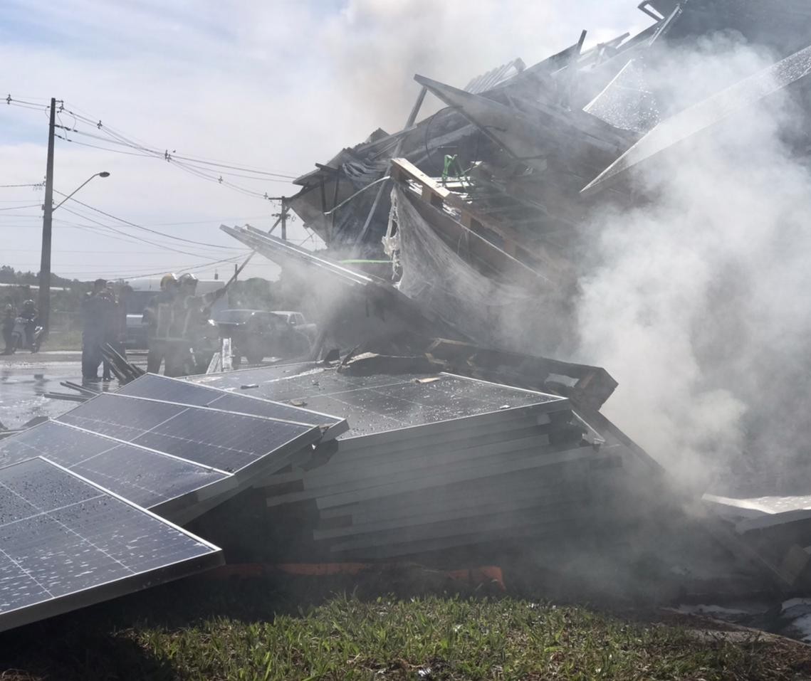 Carreta carregada com placas solares pega fogo em Maringá