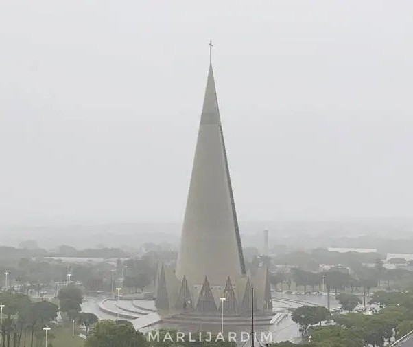 Tempo muda e Maringá registra chuva neste domingo