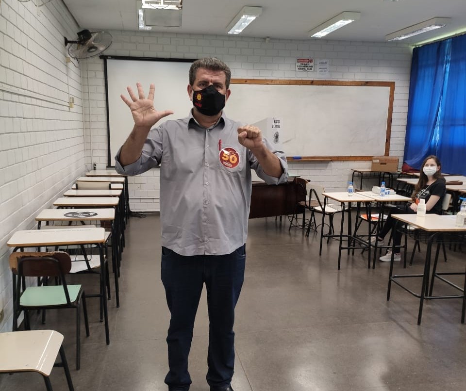 Professor Edmilson vota na UEM