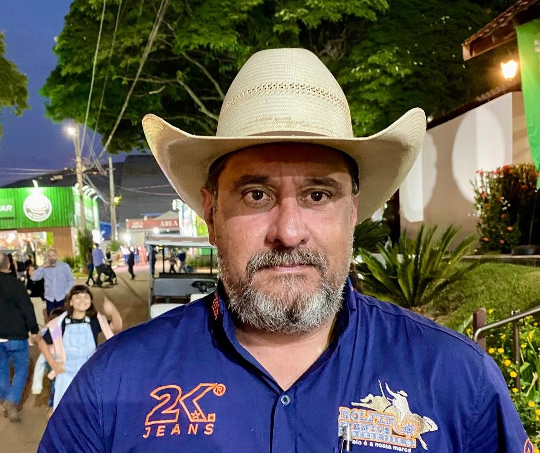 Fim de semana de rodeios com efeitos visuais e shows de montaria