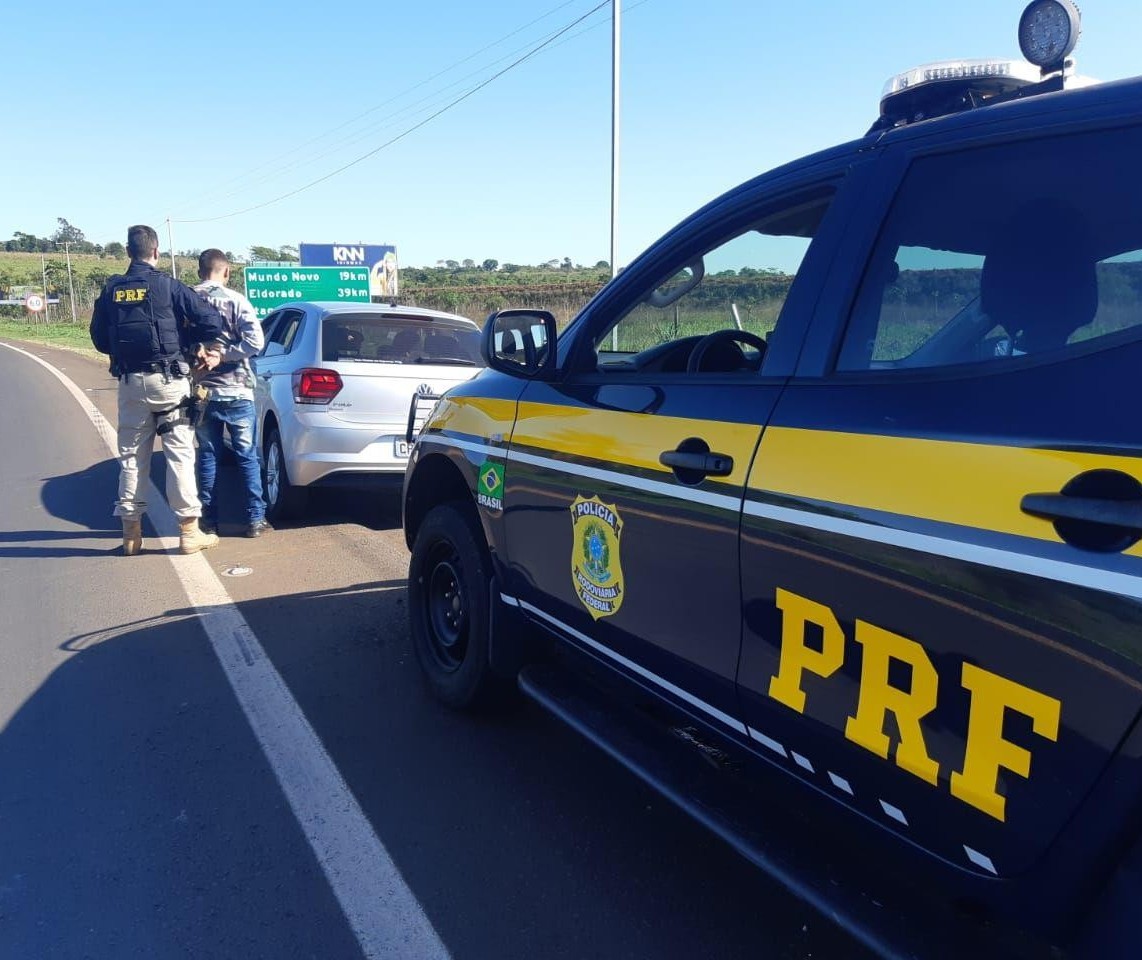 Jovem é preso dirigindo carro roubado, em Guaíra 