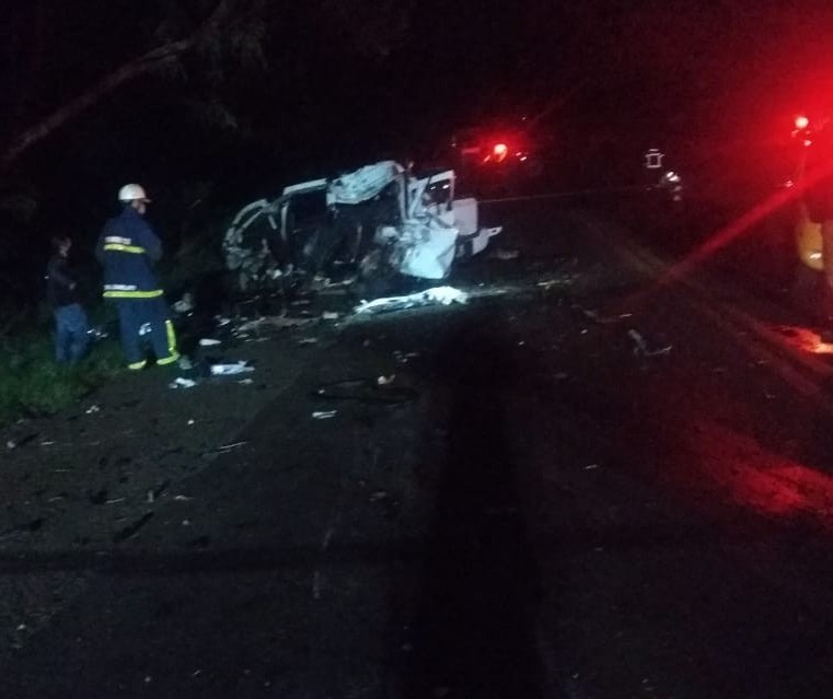 Motorista de carro morre após colidir contra caminhão, na PR-317, em Maringá