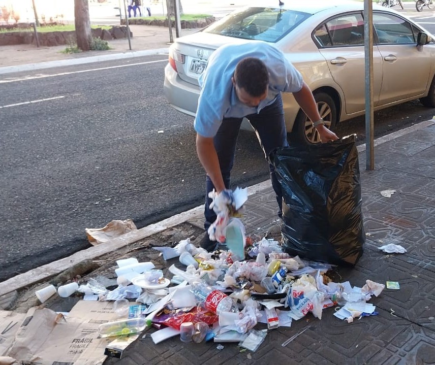 Funcionário de loja reclama de lixo espalhado na calçada da Avenida Getúlio Vargas