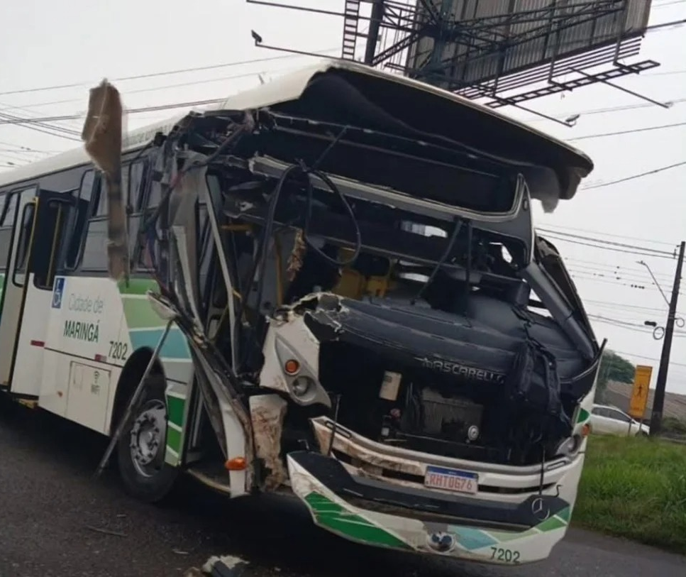 Acidente entre ônibus da TCCC e carreta deixa duas pessoas feridas em Maringá