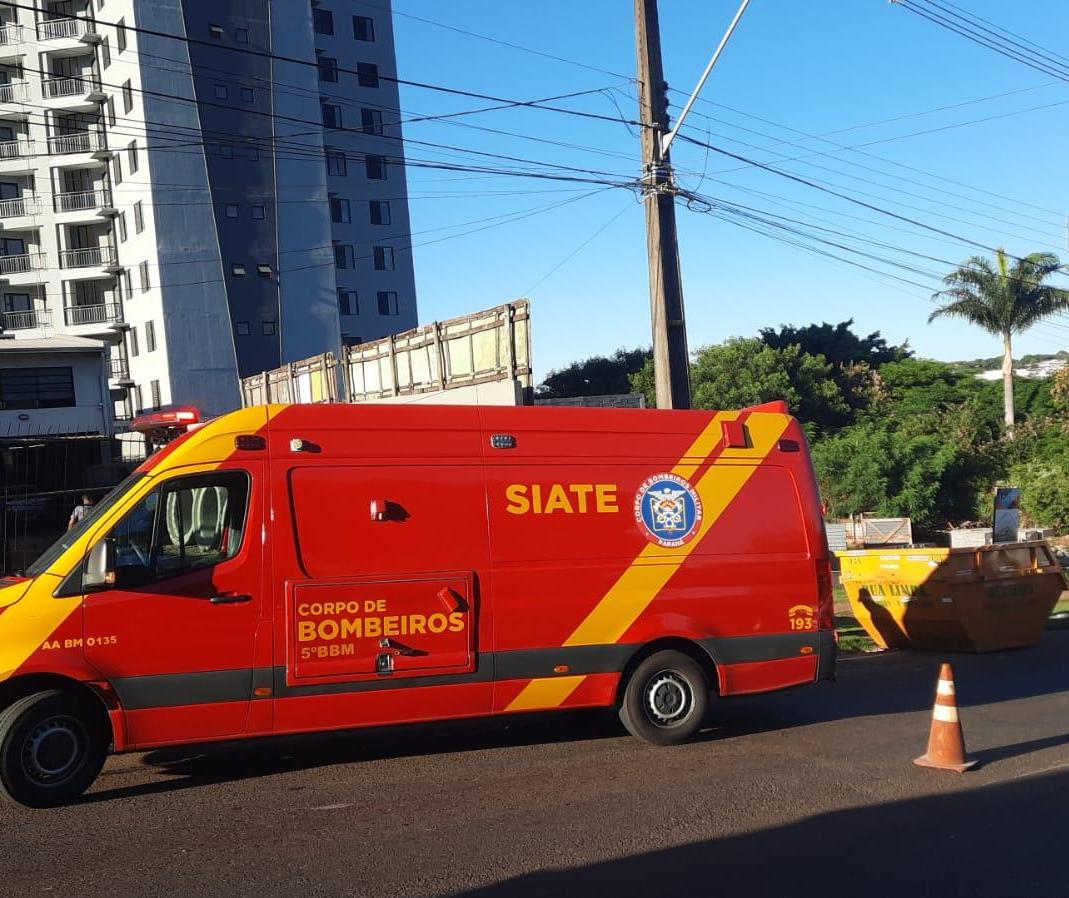 Sol atrapalha e dois ficam feridos após moto bater em caçamba