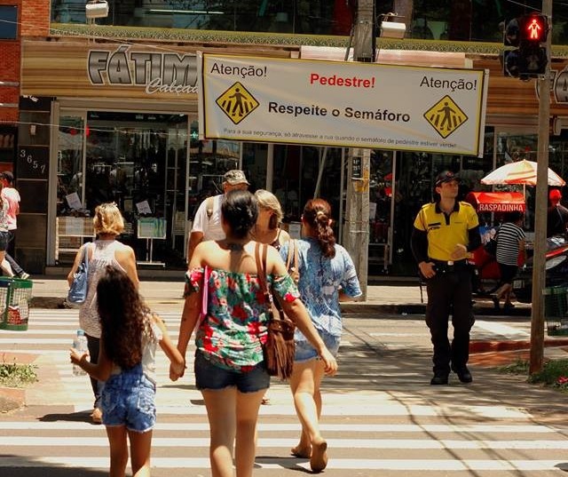 Maringá ainda não sabe como multar pedestre e ciclista