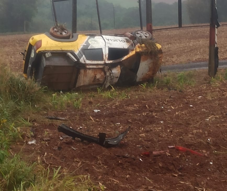 Viatura da Rotam capota na BR-376, em Marialva; sargento ficou ferido