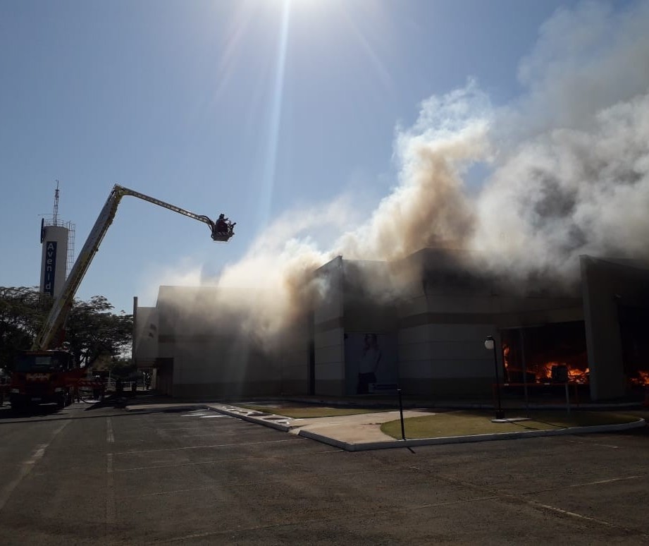 Já dura quase 9 horas o combate ao incêndio num shopping de Maringá