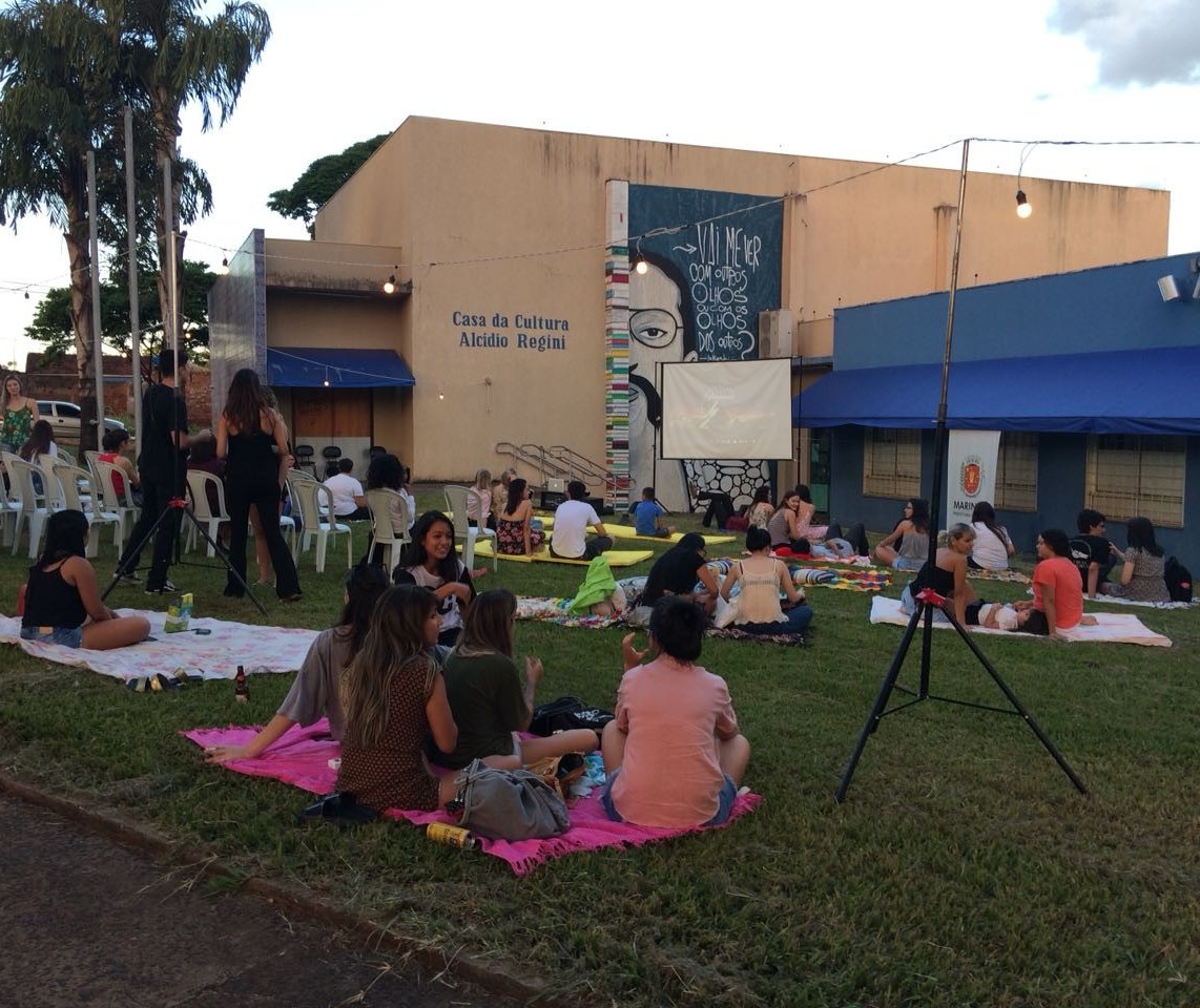 Primeiro "Cinema a céu aberto" reúne quase 150 pessoas