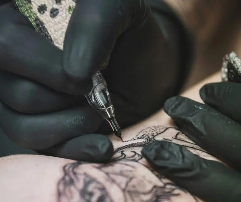 Cliente faz tatuagem, não paga e situação vira caso de polícia 