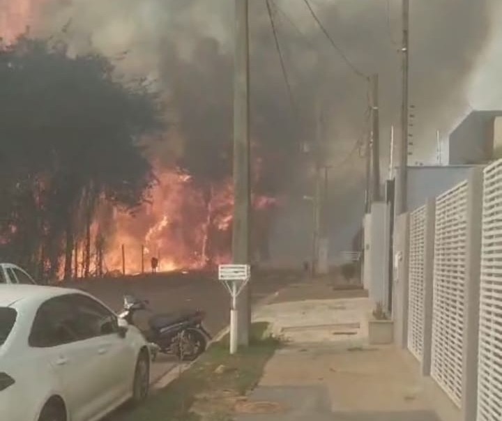 Vídeo mostra desespero de moradores durante incêndio ambiental