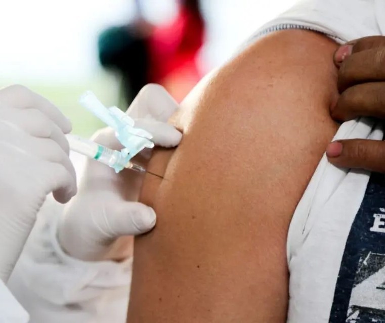 Covid-19: Maringá amplia vacinação da 4ª dose para trabalhadores da saúde e da limpeza urbana