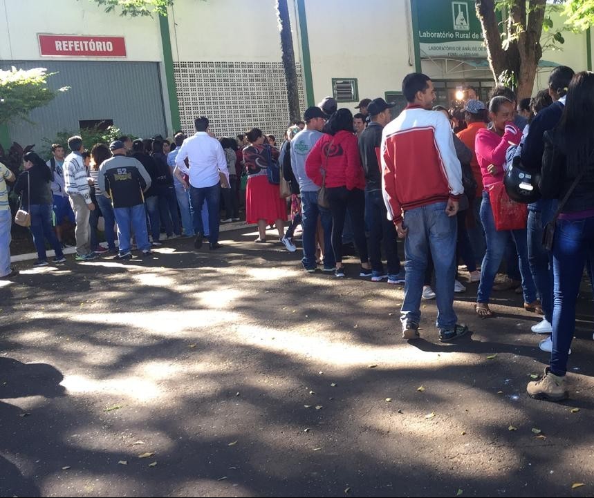 Centenas de candidatos enfrentam fila em busca de trabalho temporário